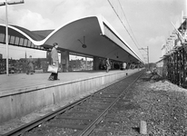 803573 Gezicht op het nieuwe 6e perron van het N.S.-station Rotterdam C.S. te Rotterdam.